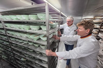 Roman Wunderlich und sein Sohn Siegfried (rechts) im neuen Kühlraum. Hier können bis zu 3500 Mischbrote kühl gelagert werden.