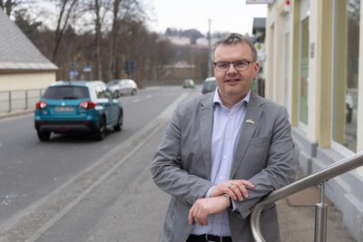 Bärensteins Bürgermeister Silvio Wagner freut sich, dass die B 95 nach der etappenweisen Erneuerung der Trinkwasserleitung im Ort im Baustellenbereich komplett einen neuen Fahrbahnbelag erhält.
