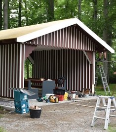 Die sanierte Senn-Hütte im Stadtpark von Limbach-Oberfrohna während des Aufbaus. 