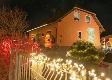 Bei Familie König in Treuen glitzert und leuchtet es die gesamte Weihnachtszeit über. Als kitschig empfinden die Dekoration wohl die wenigsten. Im Normalfall bleiben Passanten stehen und fotografieren. 