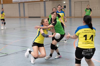 Guter Start, aber dann nachgelassen: Linn Härich (l.) – hier gegen Raschaus Kirstie van Bernum – und Susann Görg (r.) mussten mit dem HCAB eine Auftaktniederlage hinnehmen.