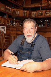 "Chief" Frank Seifert (63) beim Erledigen von Büroarbeiten.