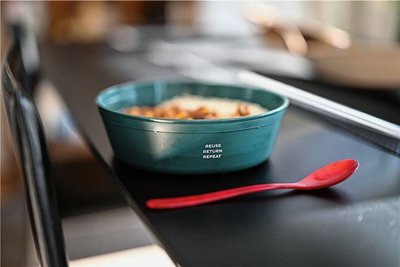 Eine Mehrwegschüssel der Marke Rebowl steht mit Essen gefüllt auf einem Tisch. Die Stadt Plauen arbeitet an einer gemeinsamen Mehrwegpfandsystem-Lösung für Plauen.