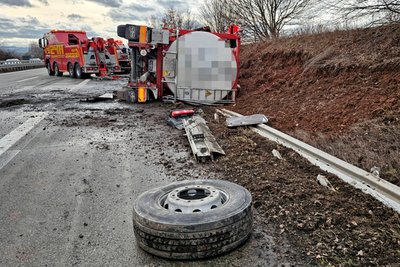 Aus bisher unbekannter Ursache verlor der Fahrer eines mit Sonnenblumenöl beladenen Tanklasters die Kontrolle.
