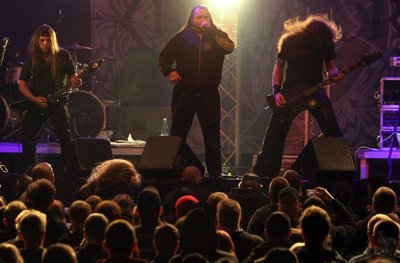 <p class="artikelinhalt">Matthias Hechler, Gerhard "Felix" Stass und Harald Heine (von links) von der Band Crematory heizten am späten Freitagabend annähernd 800 Fans ein. Ihr Auftritt war der Höhepunkt des diesjährigen Musikfestivals am Wochenende auf der Märchenwiese in Rübenau.</p>