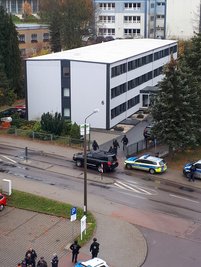 Polizeieinsatz vor der Berufsschule an der Berthelsdorfer Straße.