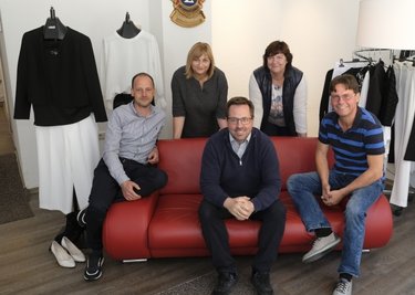 Für dieses rote Sofa haben die Lions eine besondere Idee. Doch vorerst können auf der Couch Kundinnen des nächsten Pop-ups Platz nehmen. Für heute laden die Lions Martina Müller und Cornelia Schaller sowie Jan Forbriger, Mathias Kleinert und Uwe Heimrath (von links) ein. 
