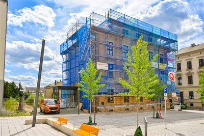 Noch ist das alte Finanzamt Solbrigplatz 6 komplett eingerüstet. Bis in den Oktober sollen alle Mieter eingezogen sein.
