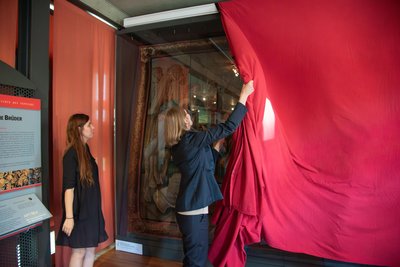 Die Enthüllung des neuen Hinguckers im Teppichmuseum auf Schloss Voigtsberg: Für den Gobelin wurde eine klimatisierte Spezialvitrine angefertigt.