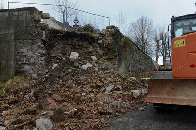 Am eingestürzten Bereich der Falkensteiner Schlossmauer werden seit Montag die Arbeiten vorbereitet, die im Mai beginnen sollen.