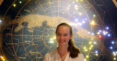 Mit dem ganzen Kosmos auf Du und Du: Mareike Belger hat für das Planetarium bei der Miniwelt ein 30-minütiges Programm erstellt. Damit überzeugte sie nicht nur das Team des Planetariums und ihren Lehrer. Die 18-Jährige erhielt außerdem einen Preis des Physikalischen Vereins.