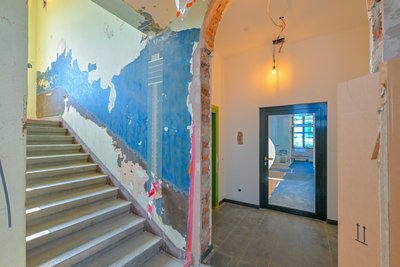 Die alte Bemalung im Treppenhaus in Blau mit etwas Schwarz, Grün und Gold soll denkmalgerecht wieder hergestellt werden.