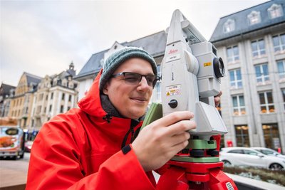 Bei der Arbeit von Pascal Sander ist Präzision gefragt sowie eine freie Bahn für die Lichtmessung.