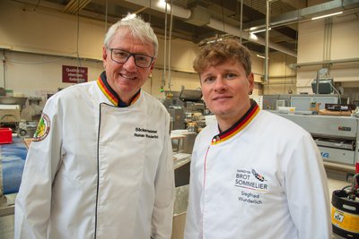 Roman Wunderlich (links) und sein Sohn Sigfried Wunderlich vom Familienunternehmen Wunderlichs Backstuben in Oelsnitz.