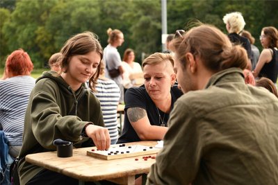 Lucy Mertens (von links), Jennifer Sittner und Attila Grafe probierten das Spiel Fanorona aus.
