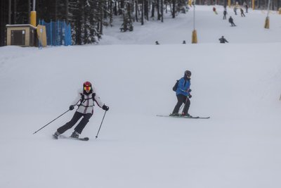 Bislang steht den Skifahrern nur die Abfahrt „Damska“ zur Verfügung. An weiteren Pisten wurden aber bereits gearbeitet.
