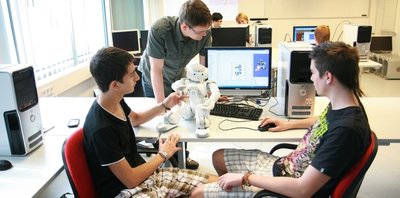 Erik Berger (2. v .l.) mit dem Roboter Indi sowie den Schülern Vagelis Tzifakis (links) und Alex Loumiotis aus Griechenland. Im Hintergrund Paul Prade, Fabian Koch und Pascal Beger (von links).