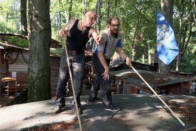 Anpacken zum Arbeitseinsatz am Wochenende: Frank Wesner (links) und Jan-Eric Fink beim Säubern und Reparatur der Dachflächen.