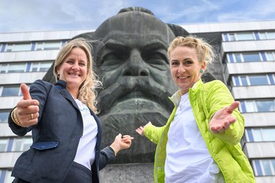 Mit den Lichtkunstfestivals 2023, 2024 und 2025 entwickelten Linda Hüttner und Lotte Claudia Fischer (rechts) eine Marke, die weit über die Region hinaus Beachtung fand, internationale Künstler und Zehntausende Besucher anzog.