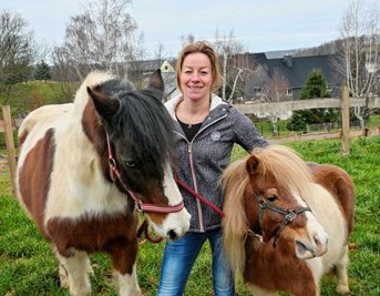 Heike Richter mit Pferd Sammy und Pony Max auf ihrem Hof in Adorf. 