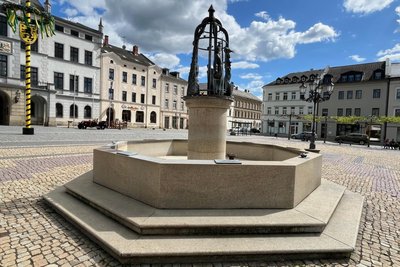 Der Sperkenbrunnen auf dem Marktplatz in Oelsnitz soll eine Etappe auf dem Teppichpfad sein.