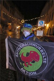 Die "Antiverschwurbelte Aktion" demonstrierte gegen die Aufzüge.