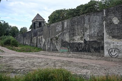 Von ChatGPT als Badeort unweit von Freiberg empfohlen: Die Talsperre Euba bei Chemnitz, die seit Jahren kein Wasser mehr hat.