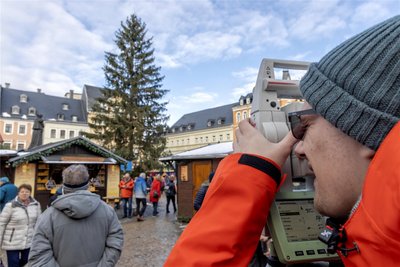 Student Pascal Zander misst den Annaberger Weihnachtsbaum. Gewimmel vor dem Gerät erschwere die Arbeit. Landet der Baum auch in diesem Jahr auf Platz eins?