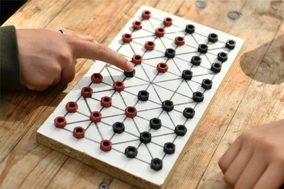 Das Brett für das aus Madagaskar stammende Fanorona-Spiel war selbsgebasteltet.