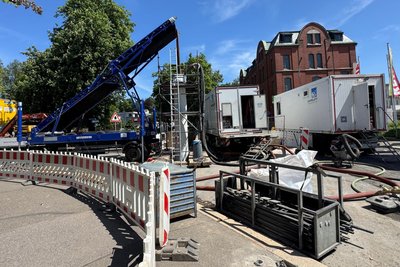 Mit auffälliger Technik wurde am Mittwoch in der Zwickauer Straße in Werdau gearbeitet.