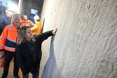 Um weiter sponsern und spenden zu können, muss das Geschäft laufen. Innovationen inklusive. Linda Hüttner hier im Bild bei der Präsentation eines neu entwickelten Recycling-Betons.