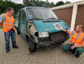 Bei einem nächtlichen Einbruch wurde der VW-Bus der Gartengruppe der "Lebenshilfe" ausgeschlachtet. Thomas Heinitz (l.) und Hans-Jürgen Jacobi können es nicht fassen.