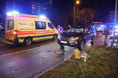 Laut Polizei überquerte die Fußgängerin eine rote Ampel, als es zum Zusammenstoß kam.