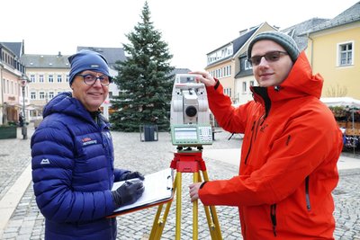 Schlusslicht: Beim Zschopauer Weihnachtsbaum haben Zander und Wuttke am Dienstagvormittag eine Höhe von 12,94 Metern gemessen. In der B-Note sei auch hier Luft nach oben.