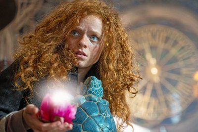 Das Waisenmädchen „Momo“ (Alexa Goodall) stellt sich den grauen Herren entgegen, die den Menschen ihre Zeit rauben wollen – mit Hilfe von Hora und Schildkröte Kassiopeia.