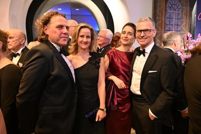 Linda Hüttner (2. v. l.) beim Chemnitzer Opernball 2026.