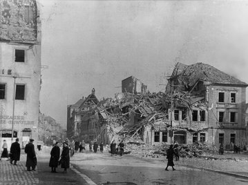 Der Zwickauer Hauptmarkt im Frühjahr 1945. Leben in Trümmern, aber Leben.