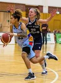 Myah Taylor (mit Ball) machte beim 61:54-Sieg der Chemcats gegen Braunschweig 23 Punkte. 