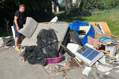 Reporter Jochen Walther hat sich den illegalen Müllhaufen unweit der Autobahnbrücke und nahe der Pleiße im Crimmitschauer Ortsteil Frankenhausen genau angesehen.