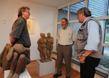 
              <p class="artikelinhalt">Claus Leichsenring aus Leukersdorf im Gespräch mit Fritz Böhm und Klaus Hirsch (v.l.), die beide ihre Kunstwerke ausstellen. </p>
            