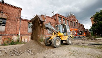Zwei Bagger reißen die Pflasterung auf dem Vorplatz der Shedhalle auf, damit Versorgungsleitungen verlegt werden können.