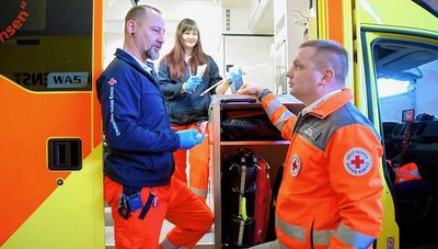 Theresa Lehninger und Silvio Eminger im Gespräch mit Rettungsdienstleiter Andy Feig (rechts). Sollte es das Reichenbacher Krankenhaus nicht mehr geben, wären die Folgen gravierend.