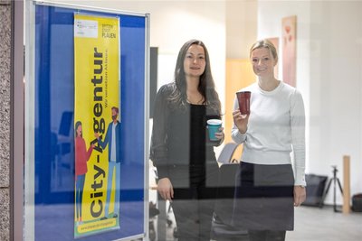 Energie- und Klimamanagerin Paula Pour (links) und Sophie Gürtler vom Stadtmarketing-Verein präsentieren stolz die neuen wiederverwendbaren Cups.