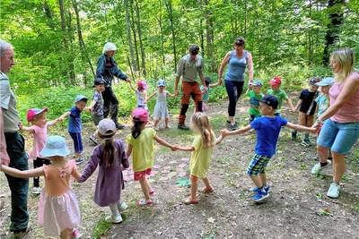 Hand in Hand. Beim Blätterreigen wurde gesungen, dann rief Dominik Feudel eine Baumart aus - und im besten Fall griffen sich die Kinder dann das passende Beispielblatt aus dem Kreis.
