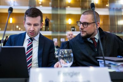 Die AfD-Anwälte Michael Fengler (links) und Christian Conrad (rechts) hatten hunderte Beweisanträge gestellt, die das Gericht jedoch ablehnte.
