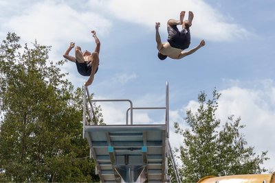 Jens Budaryev (l.) und Lukas Kirschner zeigen am Samstag im Johannisbad Rückwärtssaltos vom Sprungturm.