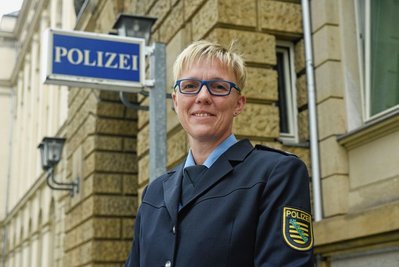 Jana Ulbricht, Erste Polizeihauptkommissarin, ist Pressesprecherin der Polizeidirektion Chemnitz. Sie sagt: "Wenn es aussieht, als würde das Kind bedrängt, sollte man es unterstützen und/oder zumindest die Polizei verständigen." 