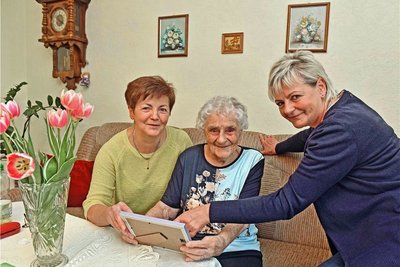Gerda Seifert stöbert mit den Töchtern Rita Lohmann und Marion Schubert (r.) in alten Dokumenten und Fotos. 
