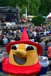 Stadt-Maskottchen Hainrich auf der Freilichtbühne. Das war 2019, denn bereits im vergangenen Jahr musste das Parkfest in Hainichen wegen der Pandemie ausfallen. 