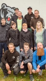 Zum Jugendclub "Halb sechse" gehören unter anderem: Marcus Viehweger, André Dieckmann (hinten v. l.), Thomas Schmidt, Philipp Nitzschner (3. Reihe v. l.) Peter Holfert, Lydia Pommer, Jennifer Gerstner (2. Reihe v. l.), Marco Oestreich, Christopher Uhlig und Steffen Schubert (vordere Reihe v. l.). Sie wollen mit ihren Besuchern am Wochenende feiern. 